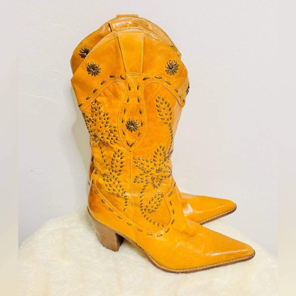 Vintage Western Heeled Boots - Picture 8 of 16